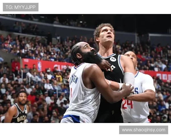 湖人抢人大洛施压雄鹿!争冠中锋成雄鹿续约难题(3)